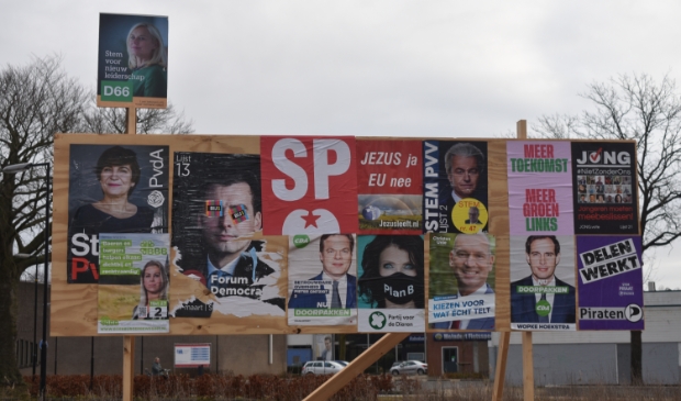 <p>Dit verkiezingsbord in Burgum is al een keer omver gehaald, weer opgezet en weer<br>omver vernield. Inmiddels is het weer opgeruimd.</p>