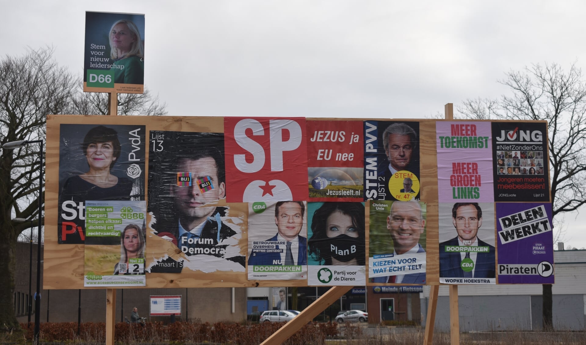 Dit verkiezingsbord in Burgum is al een keer omver gehaald, weer opgezet en weeromver vernield. Inmiddels is het weer opgeruimd.