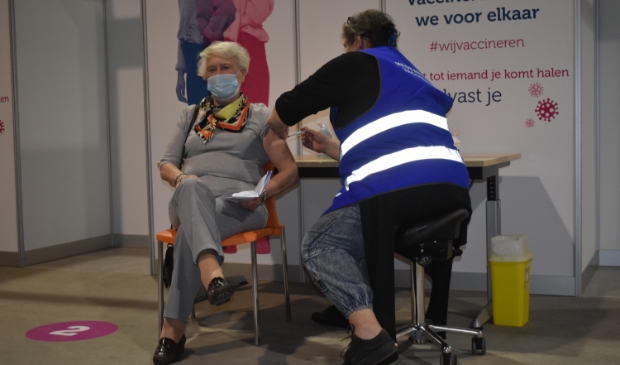<p>Vera van Loo uit Drachten was de eerste 80-plusser die in het FSC in Drachten werd gevaccineerd tegen het Covid-19-virus.</p>