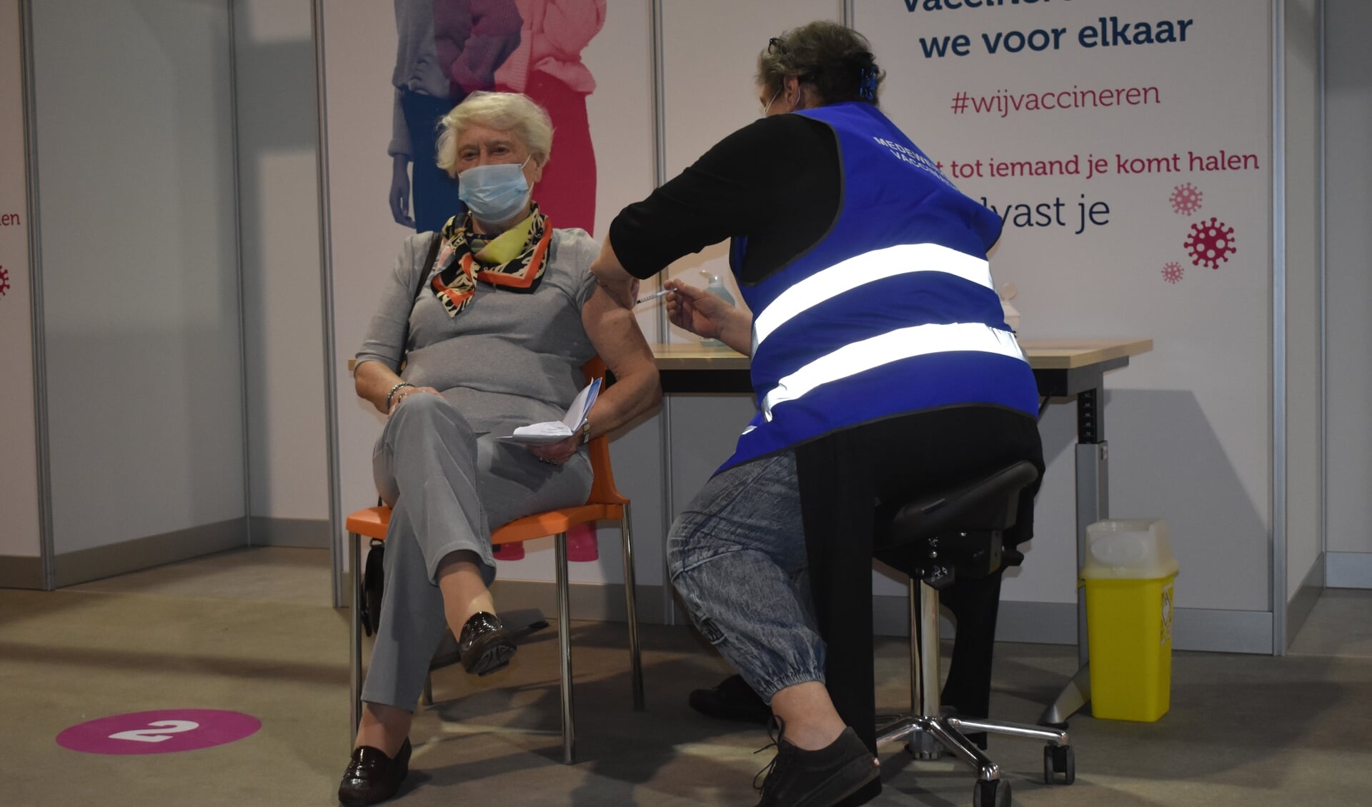 Vera van Loo kreeg als eerste de vaccinatie tegen corona in het FSC in Drachten. Op alle priklocaties in Fryslân geldt nu dat 18-plussers een vaccinatie kunnen krijgen zonder afspraak.