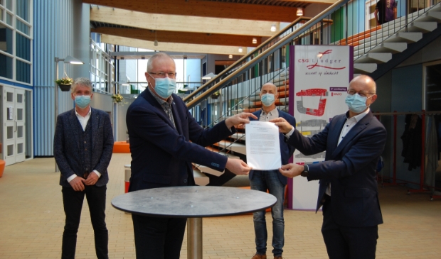 Directieleden CSG Liudger en ROC Friese Poort ondertekenen samenwerkingsovereenkomst.