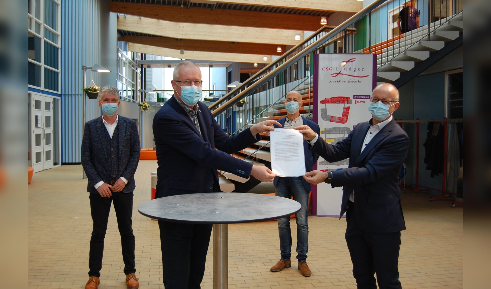 Directieleden CSG Liudger en ROC Friese Poort ondertekenen samenwerkingsovereenkomst.