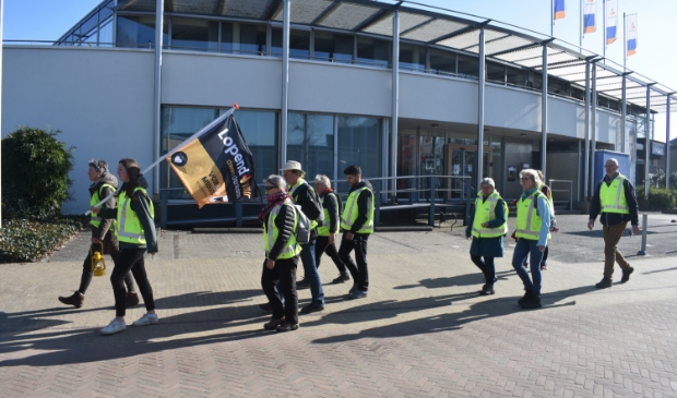 'Lopend vuur': tien wandelaars laten het centrum van Burgum achter zich, onderweg naar Dokkum.