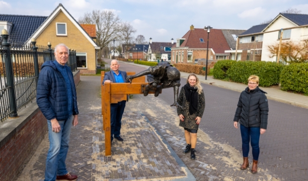 V.l.n.r.: Kunstenaar Frans Ram, Wethouder Max de Haan, Sita Dotinga (voorzitter Plaatselijk Belang), Aafke Rijpma (algemeen bestuurslid Plaatselijk Belang)