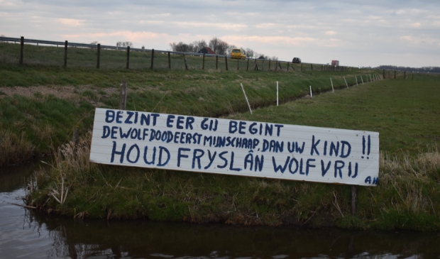 Dit spandoek is door een veehouder geplaatst pal naast de Wâldwei ter hoogte van het fietspad naar Warten.