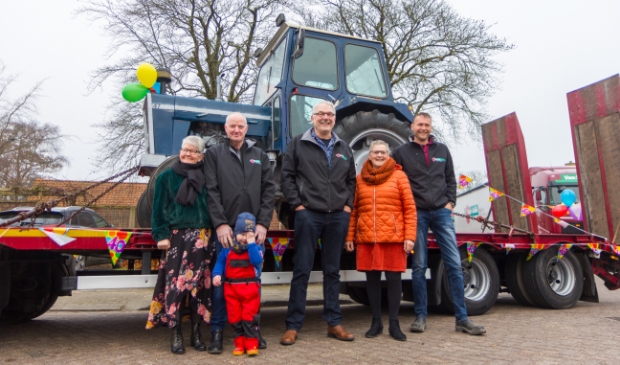 <p>Van links naar rechts: Pietsje en Hielke Hoekstra met kleinzoon Gydo, daarnaast Jippe, Iefke en Gerard van der Galiën.</p>