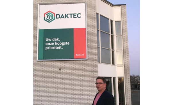 <p>Eino Bloemhof voor het nieuwe pand op De Hemmen 78 in Drachten.</p>
