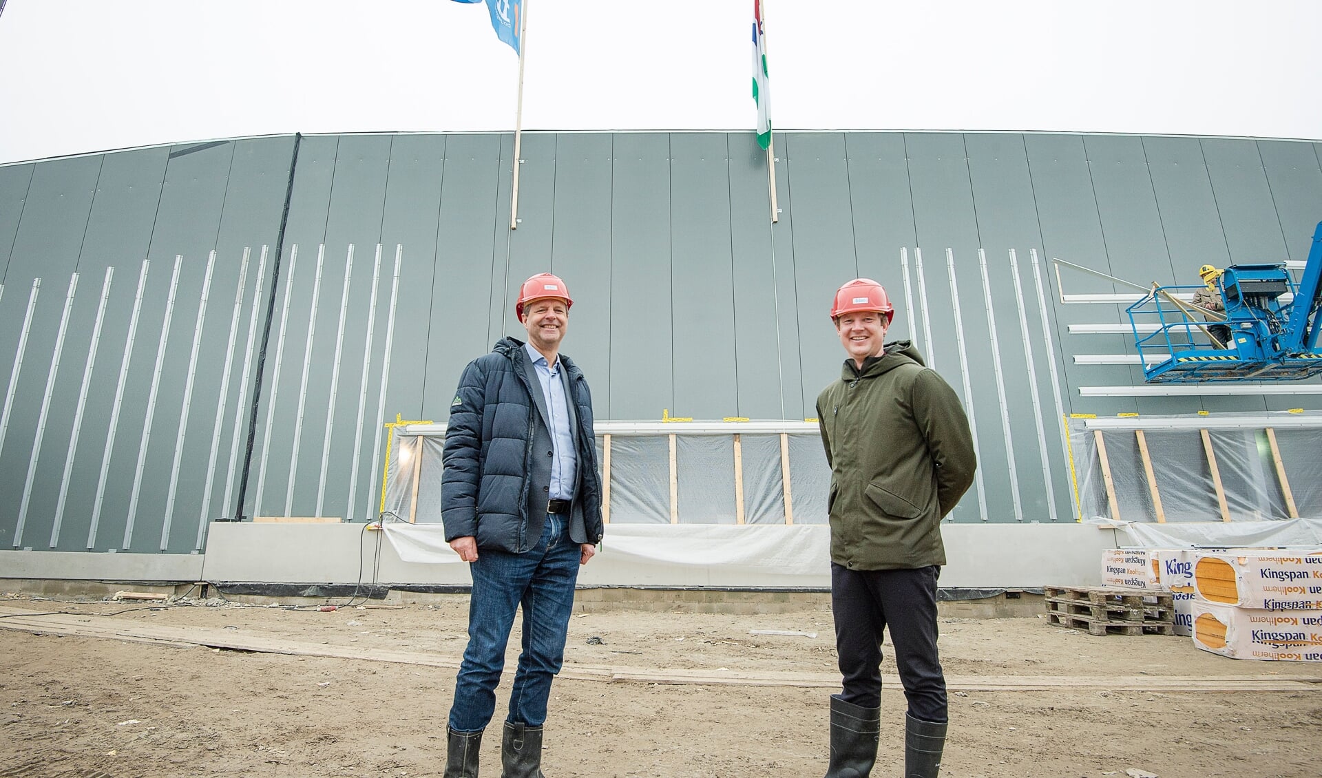 Jan Post, directeur Friso Bouwgroep, en wethouder Jouke Spoelstra bij de bouw van het nieuwe zwembad in Buitenpost.