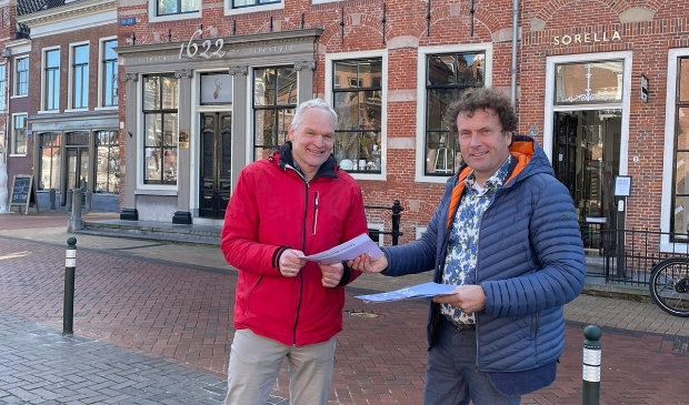<p>VSN-lijsttrekker Bas Filippini (rechts) ontmoet in Dokkum medestander Harry Jaspers.</p>