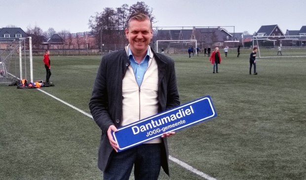 Wethouder Gerben Wiersma op het sportveld van De Westereen