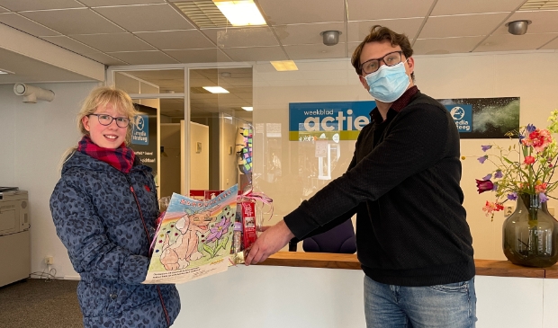 <p>Marrie Geke krijgt het bakpakket dat ze won overhandigd van redacteur Sytze Kobus.</p>