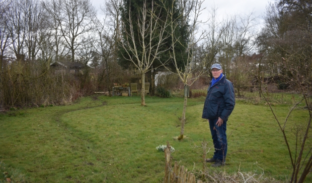 <p>Voorzitter Jan van Houten van De Wrottersploech in zijn recreatietuin op het complex Zandige Wijk.</p>