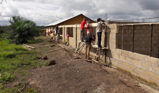<p>World Servants 'Dokkum' hielpen in 2019 mee aan de bouw van een school in Sierra Leone.</p>