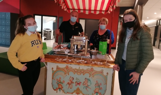 Medewerkers Ypie de Vries en Jan Doddema trakteren alle leerlingen en docenten deze week op poffertjes. Leerlingen Doris de Beer en Mariëlle Zorgdrager voor de poffertjeskraam.
