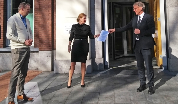 <p><em>V.l.n.r. Wethouder Gerben Wiersma, gedeputeerde Avine Fokkens-Kelder en burgemeester Oebele Brouwer bij overhandigen brief voor het provinciehuis in Leeuwarden</em></p>