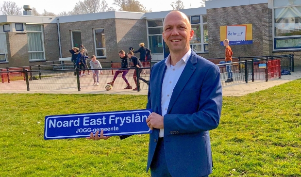 <p>Wethouder Jouke Douwe de Vries bij CBS de Bron in Dokkum.</p>
