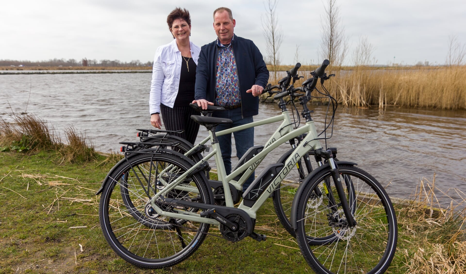 Iede en Marga de Boer met twee fietsen uit de nieuwste collectie van Victoria.