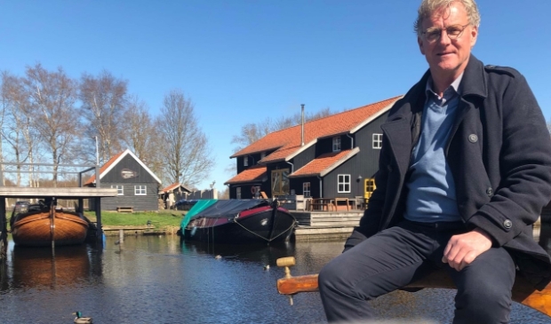 Oebele Brouwer op het helmhout. Achter hem het Skûtsjemuseum in Earnewâld.