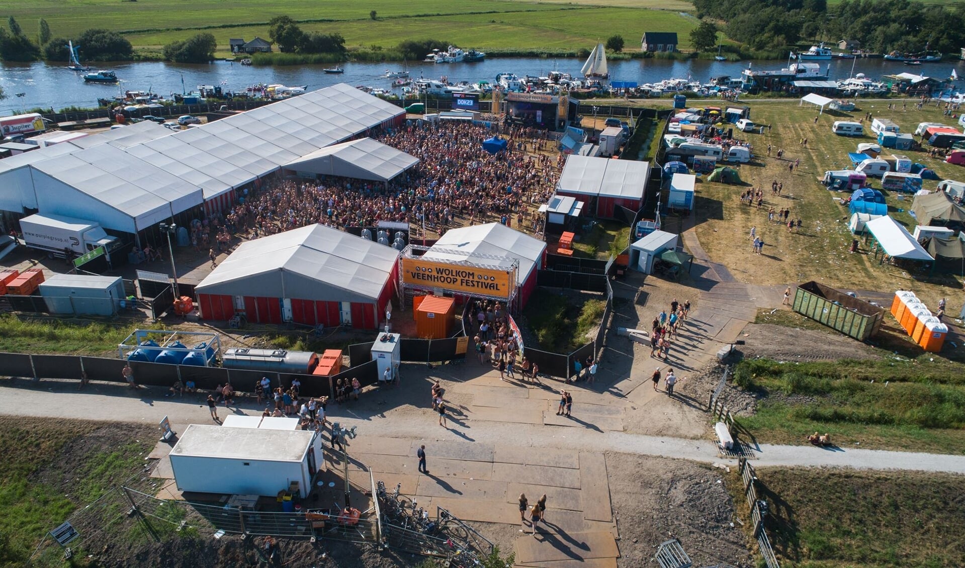 Een luchtfoto van een vorige editie van het Veenhoopfestival.