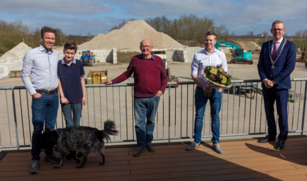 <p>Van links naar rechts: Heinze, Harry jr. en Harry sr. de Boer, Jacob van der Meer en burgemeester Jeroen Gebben.</p>