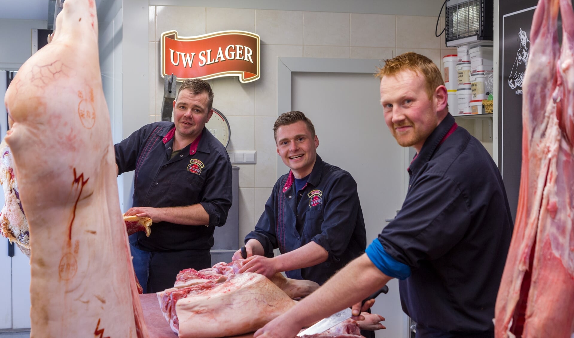 Otte Boersma, Wiebe Merkus en Menno Wijbenga in de slagerij.