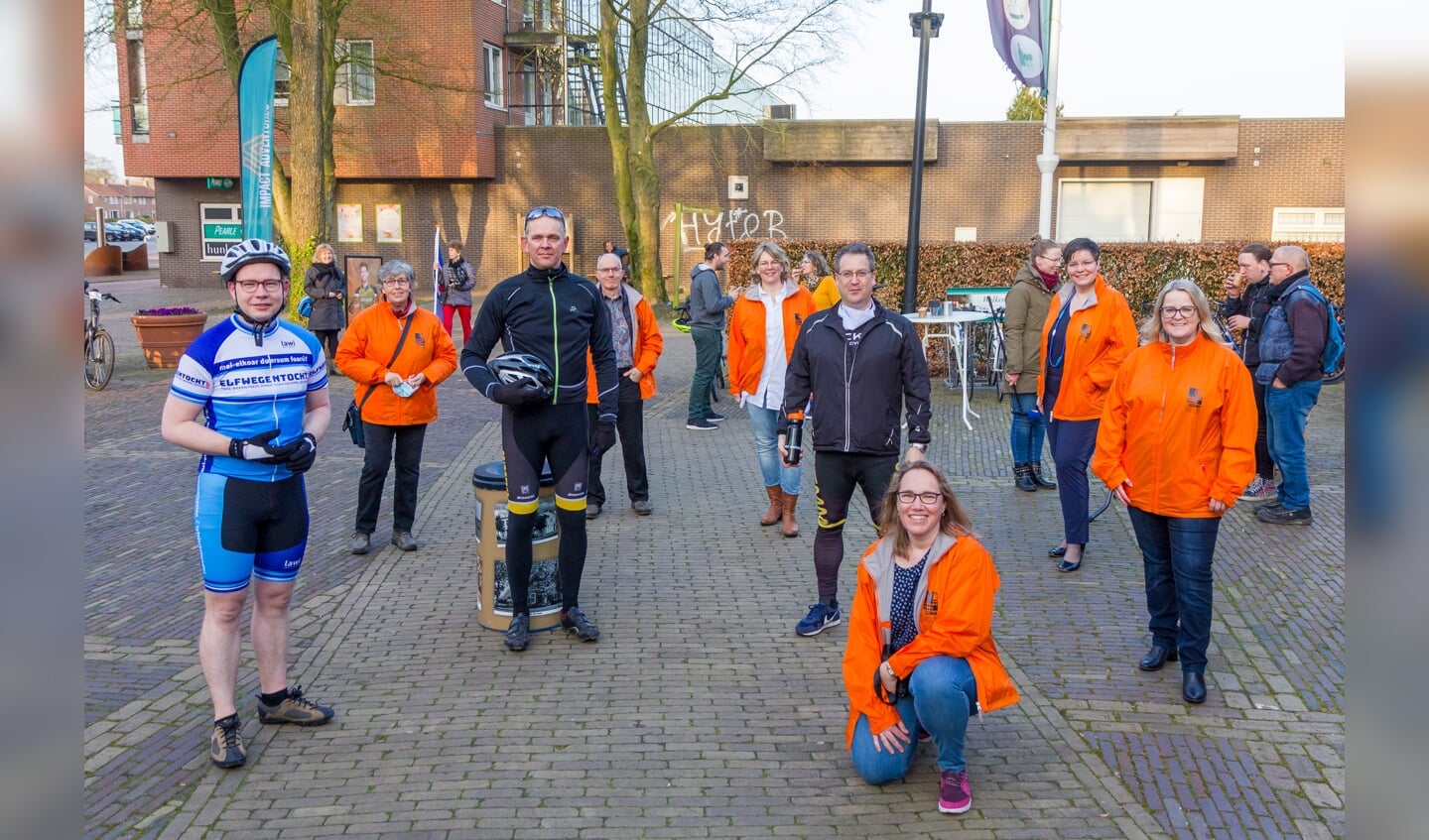 Wethouder Andries Bouwman en burgemeester Jeroen Gebben met de organisatie van de NVA Sponsorfietstocht. 