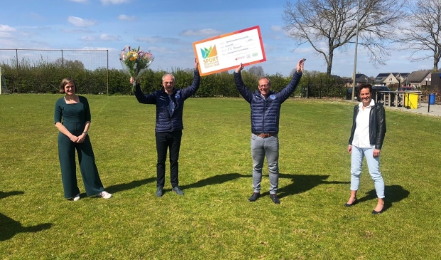 <p><strong>Jaap van Bruggen (projectleider van het nieuwe sportcomplex) en Dirk van der Woude (voorzitter FC Burgum) nemen de prijs in ontvangst.</strong></p>