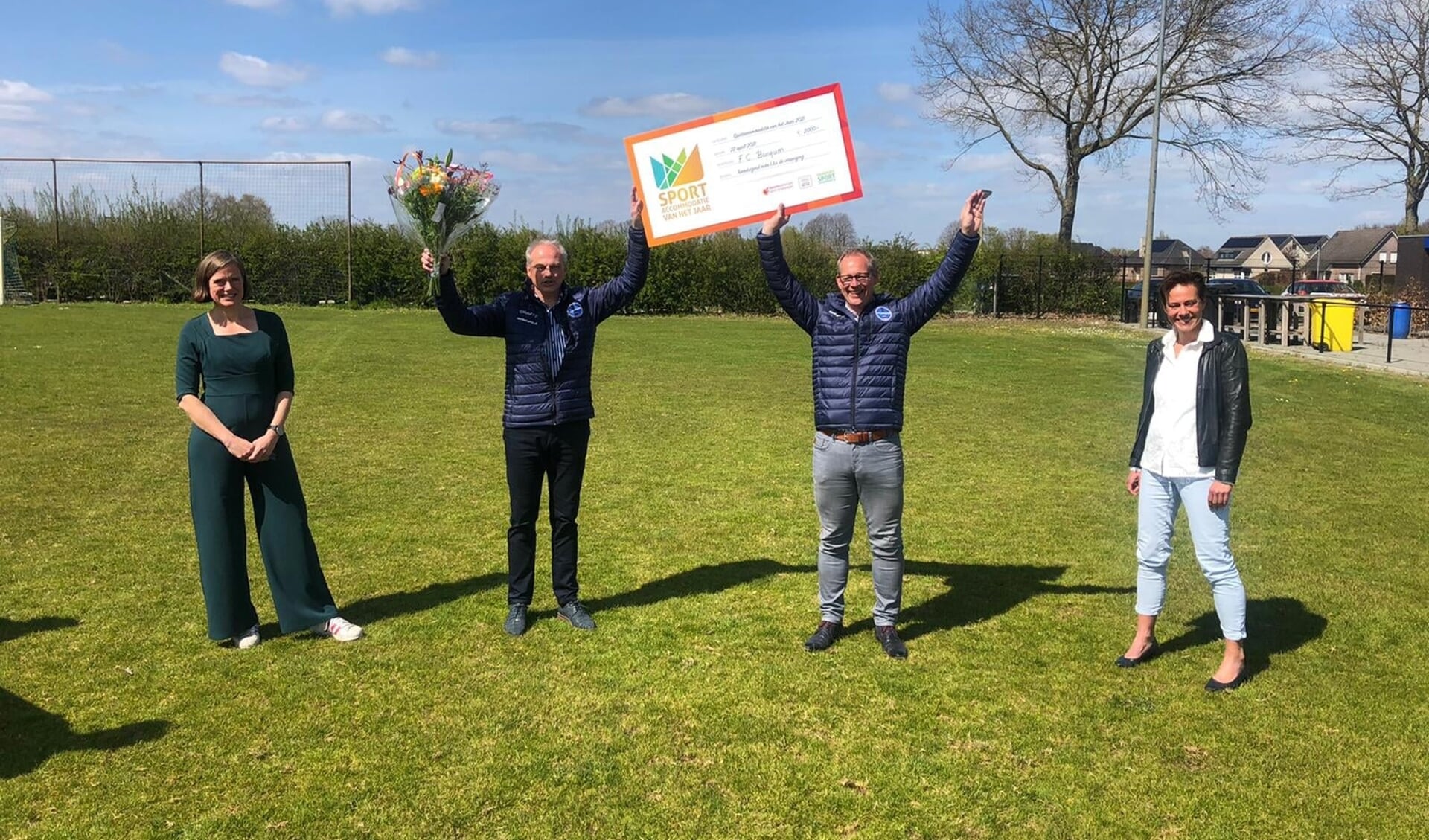 Jaap van Bruggen (projectleider van het nieuwe sportcomplex) en Dirk van der Woude (voorzitter FC Burgum) nemen de prijs in ontvangst.