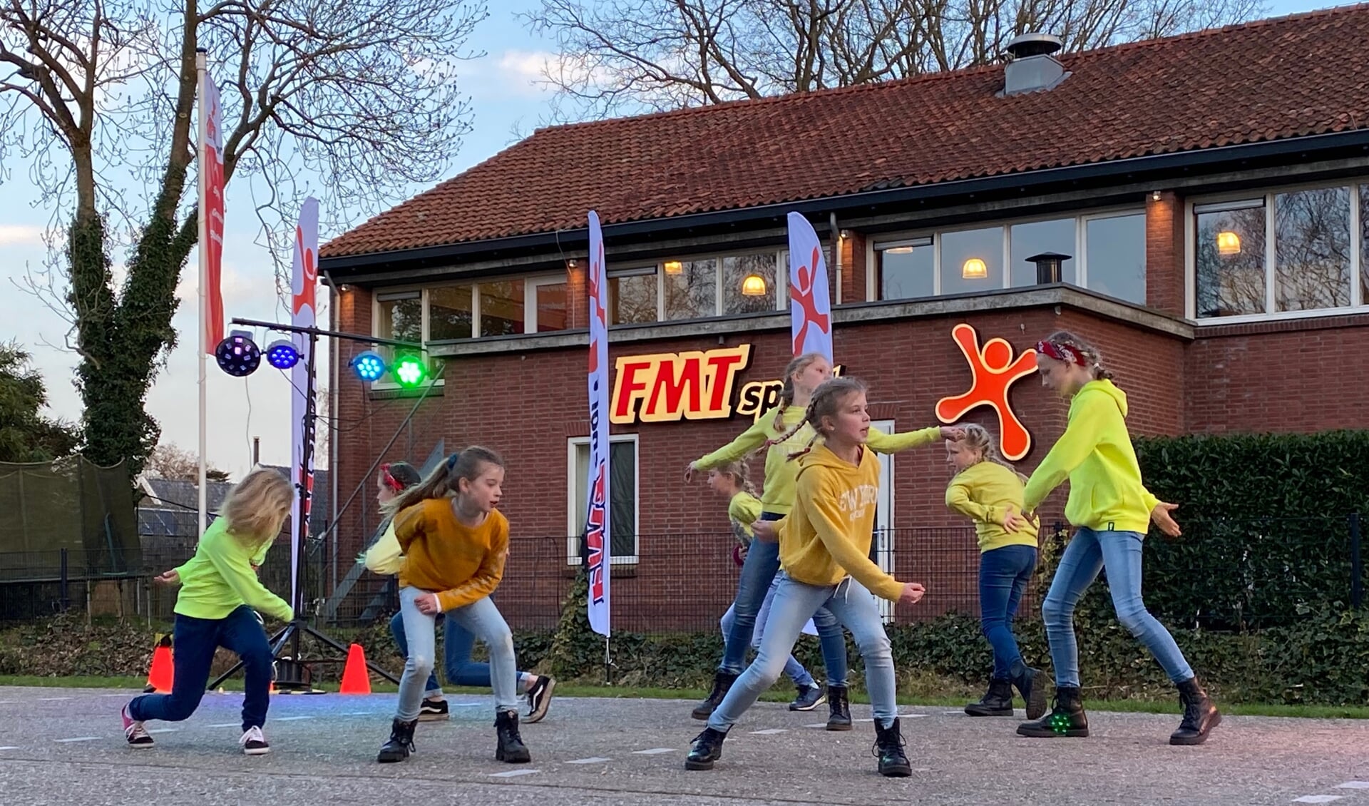 dansgroep 9-11 jarigen op het parkeerterrein bij FMT Sport in Oenkerk