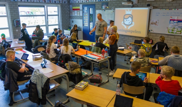 <p>De leerlingen van groep 7 zijn druk aan het werk. Leerkracht Willem Oostra geeft nu en dan aanwijzingen.</p>