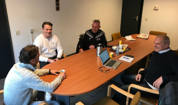De leden Peter Bethlehem, Jesse van Dijk en Dirk de Vries (van links naar rechts) in gesprek met Jaap van Bruggen.