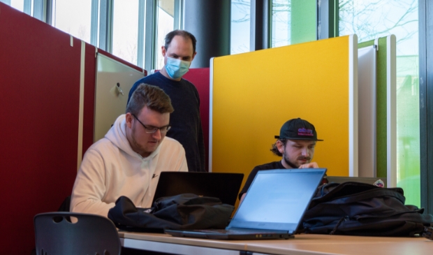 Studenten tijdens de hackathon.