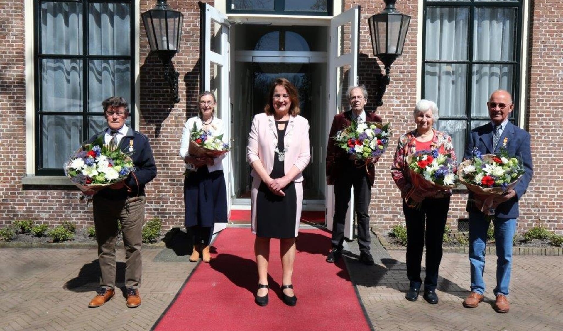 Van links naar rechts op de foto: Luitzen de Vries (Beetsterzwaag), Sijanda Jelsma (Beetsterzwaag), Henk Modderman (Beetsterzwaag) en Ria en Cor Hoekmeijer (Gorredijk). In het midden vooraan burgemeester Ellen van Selm