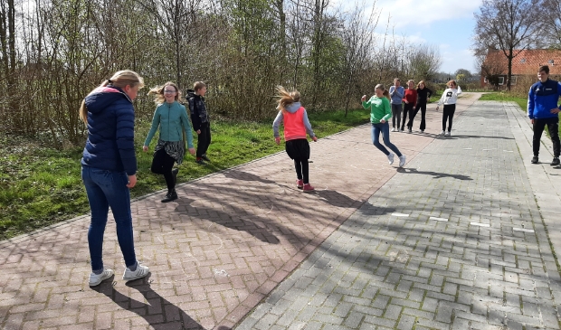 <p>Leerlingen van CBS Bernewird spelen samen buiten.</p>