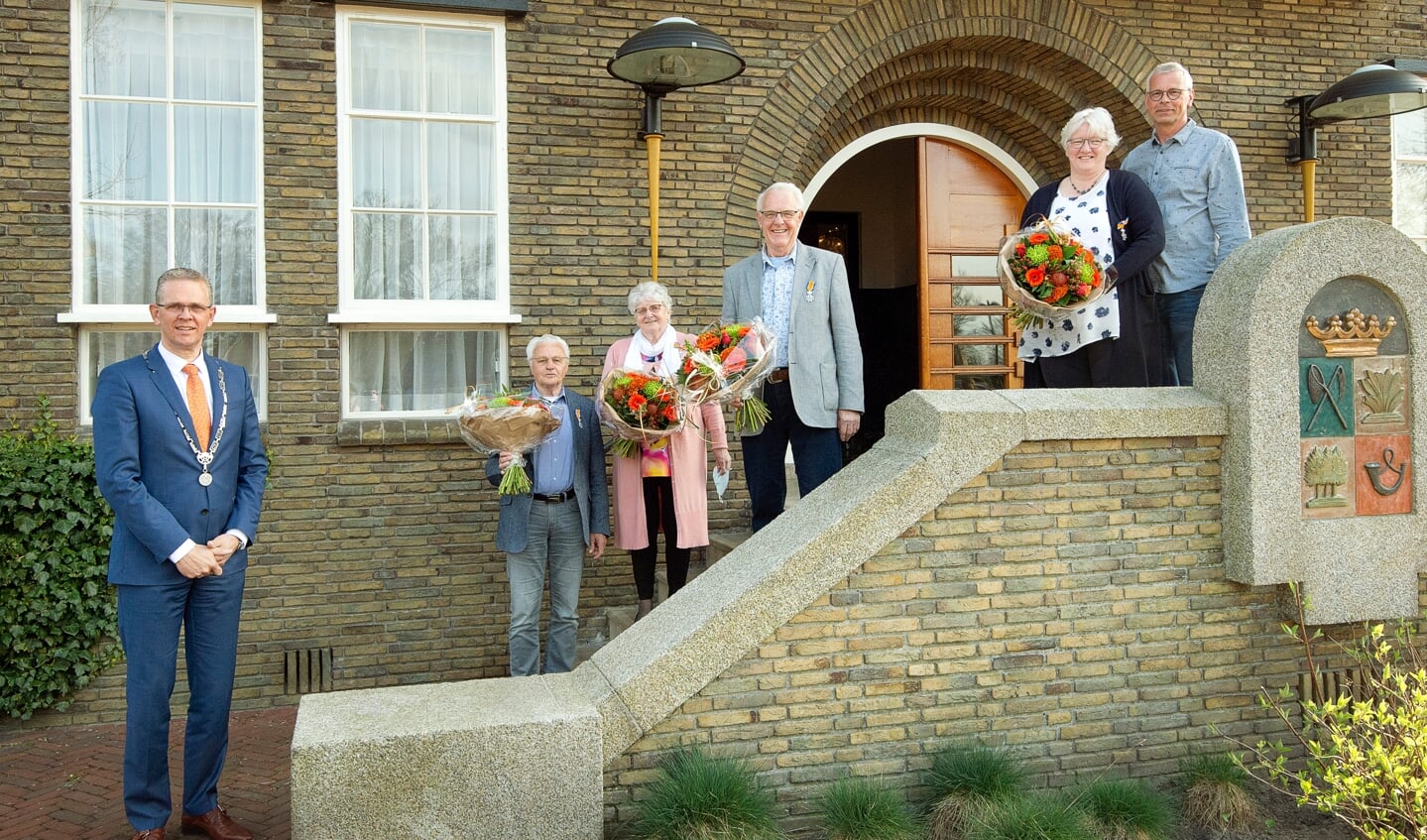 V.l.n.r. burgemeester Jeroen Gebben, echtpaar De Graaf-Kloosterman, Harm Egbert van der Veen en Aaltje Frieda Hofstra-Veenstra en haar man.