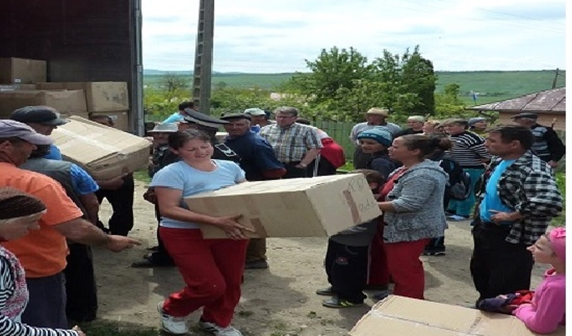 Het leveren van hulpgoederen in Roemenië.