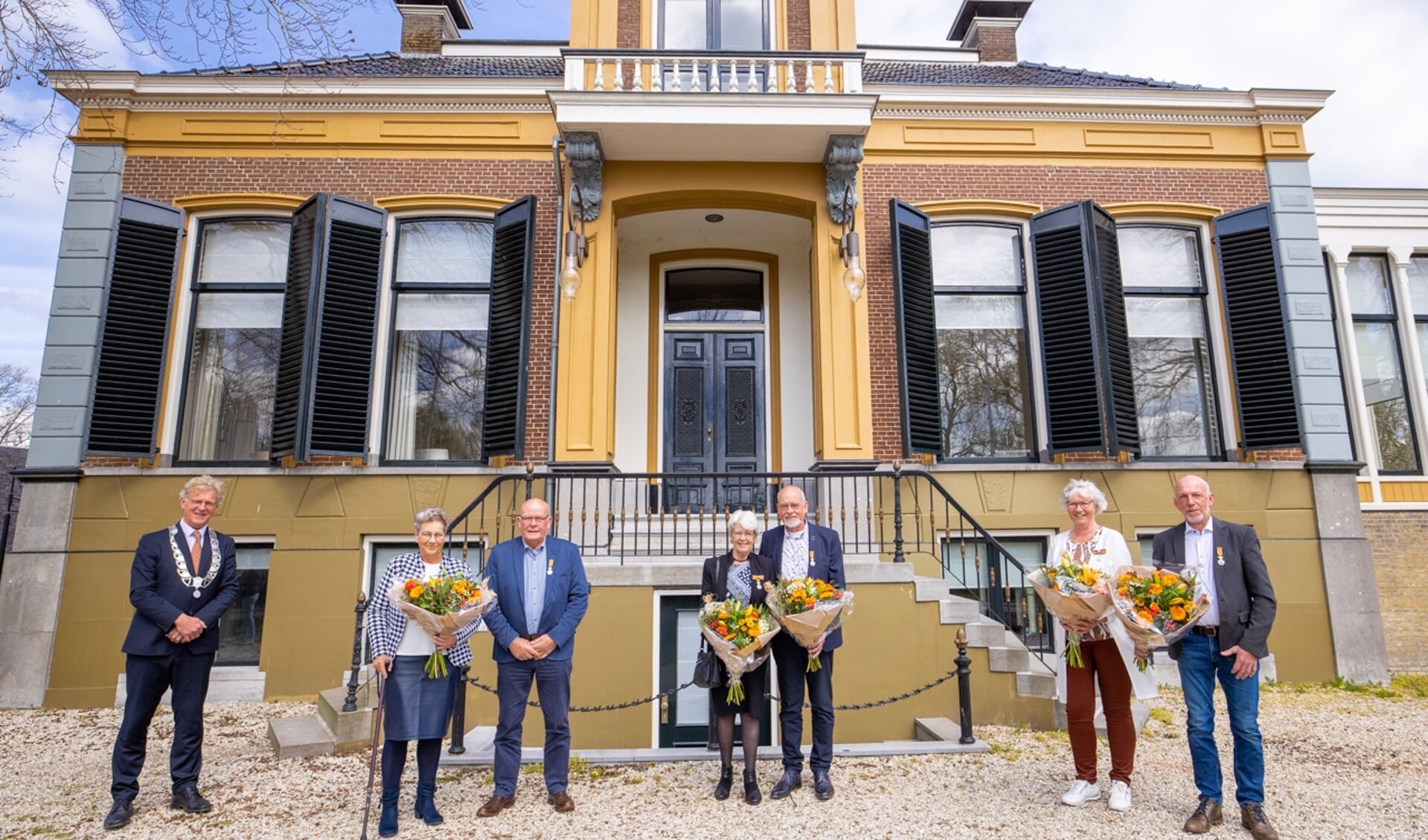 v.l.n.r. burgemeester Oebele Brouwer, Foppe van Dekken met zijn echtgenote, echtpaar Dijkstra-Stiksma en echtpaar Veenstra-Komrij