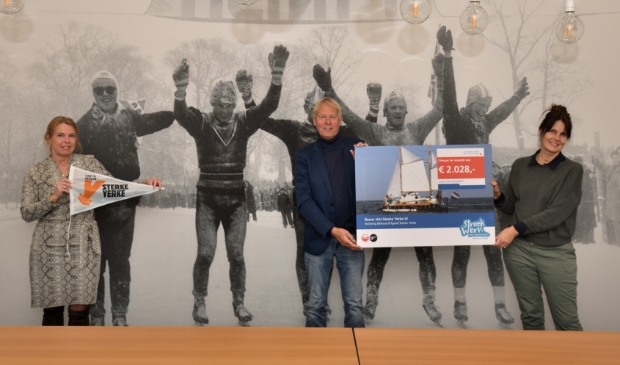 <p>Bestuurdersleden Margreet Themmen en Wilfred de Jong ontvangen de cheque van 2028 euro uit handen van gedeputeerde Avine Fokkens-Kelder.</p>