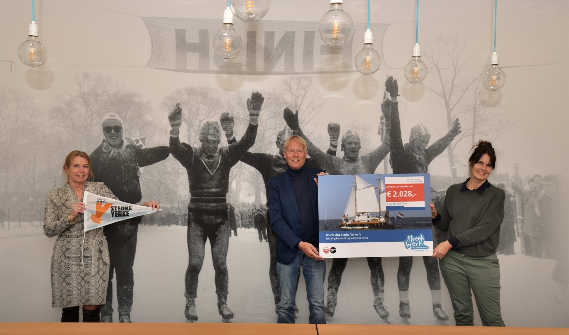 Bestuurdersleden Margreet Themmen en Wilfred de Jong ontvangen de cheque van 2028 euro uit handen van gedeputeerde Avine Fokkens-Kelder.