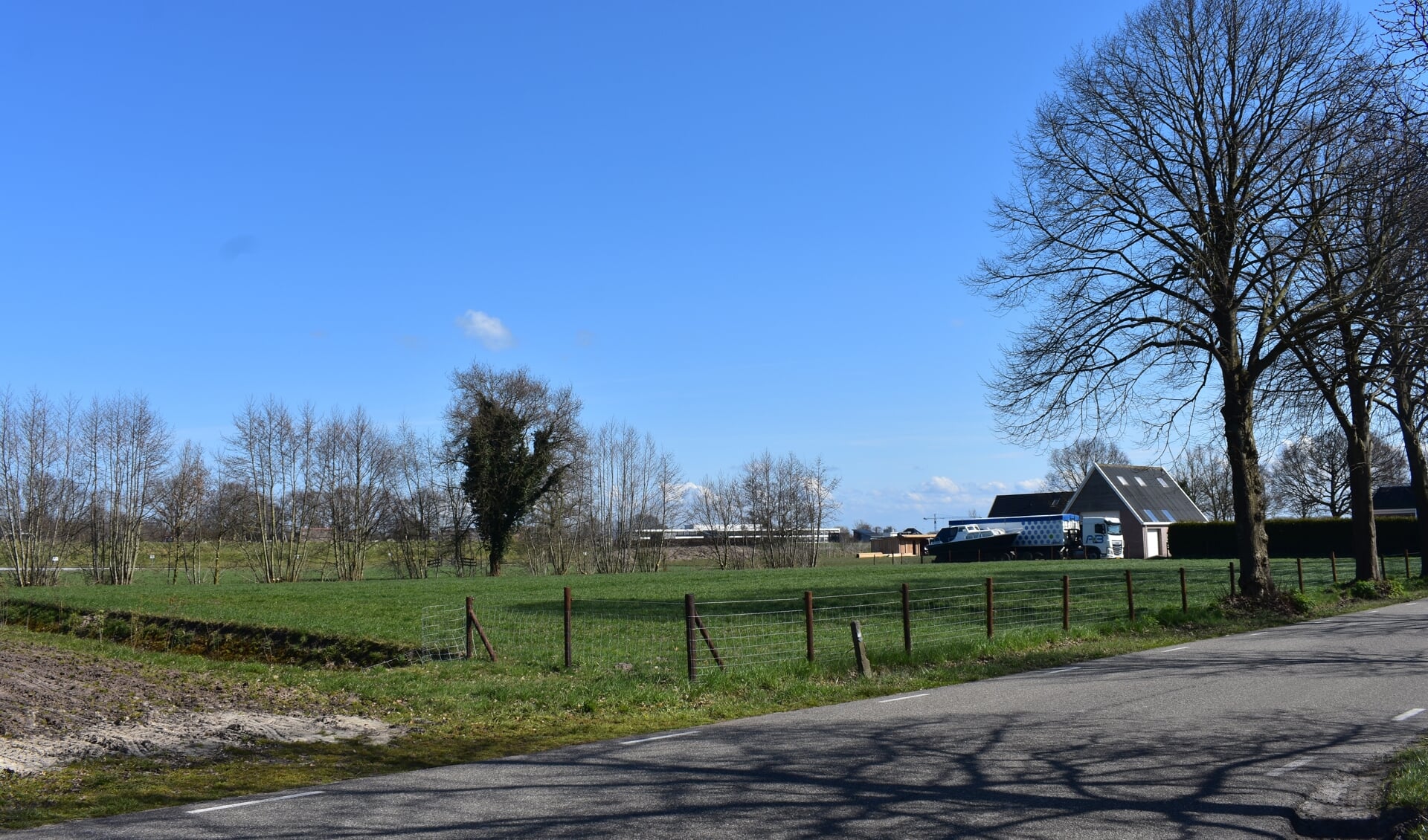 Een perceel aan de Gaestmabuorren in Burgum waar (vooreerst) geen woning mag komen. In het midden op de achtergrond Berchhiem.