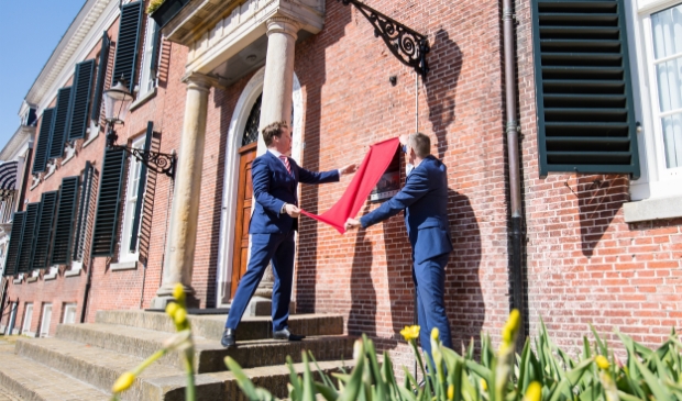 <p>Burgemeester Johannes Kramer en wethouder Jelle Boerema.</p>