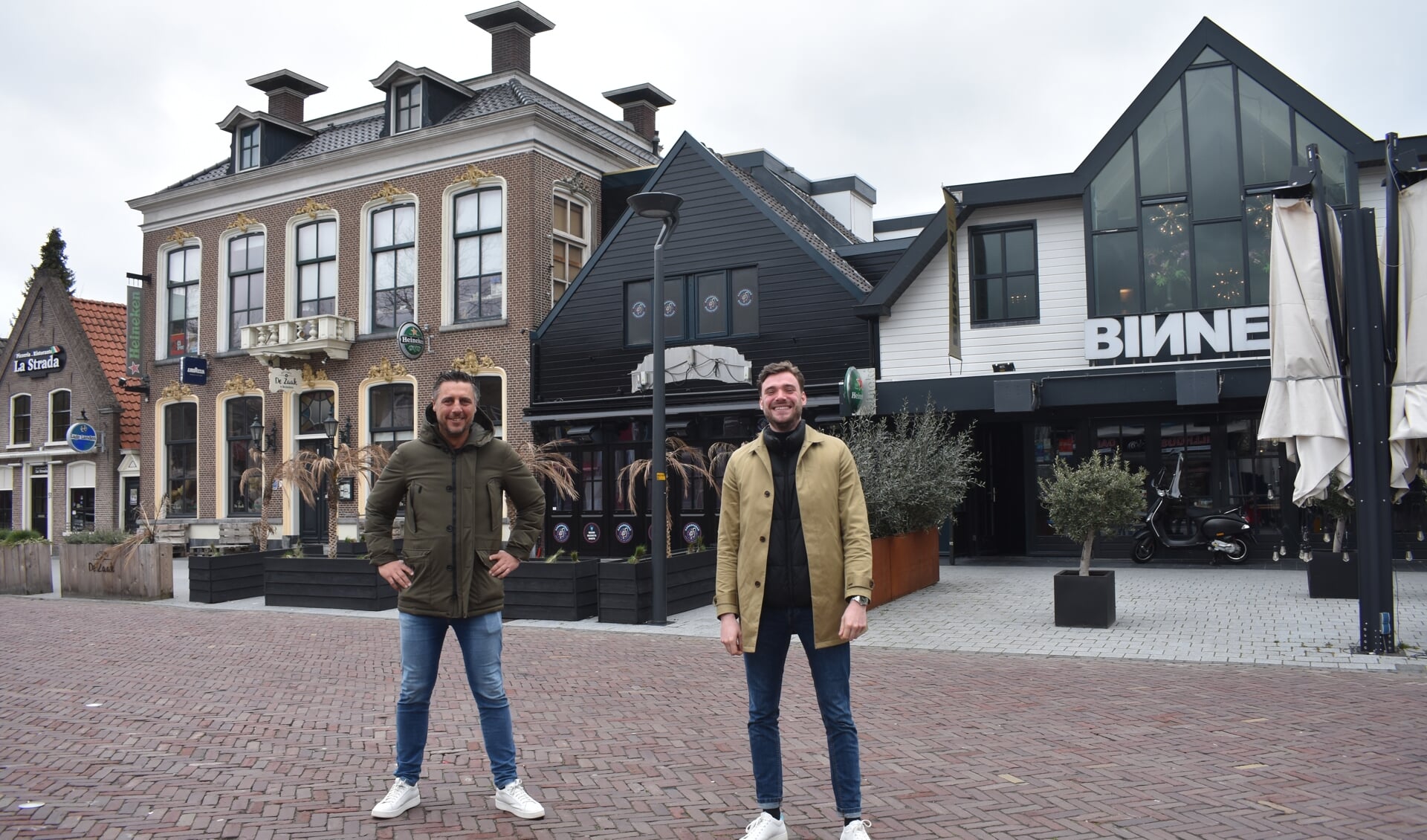 Pieter de Leur (links) en Oreste Arbouw. 'Binnen' is het restaurant dat De Leur op de Noordkade in Drachten explloiteert.