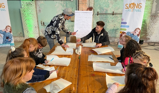 <p>In het nieuwe format bedenkt en maakt Raynaud Ritsma samen met schoolklassen een nieuw liedje.</p>