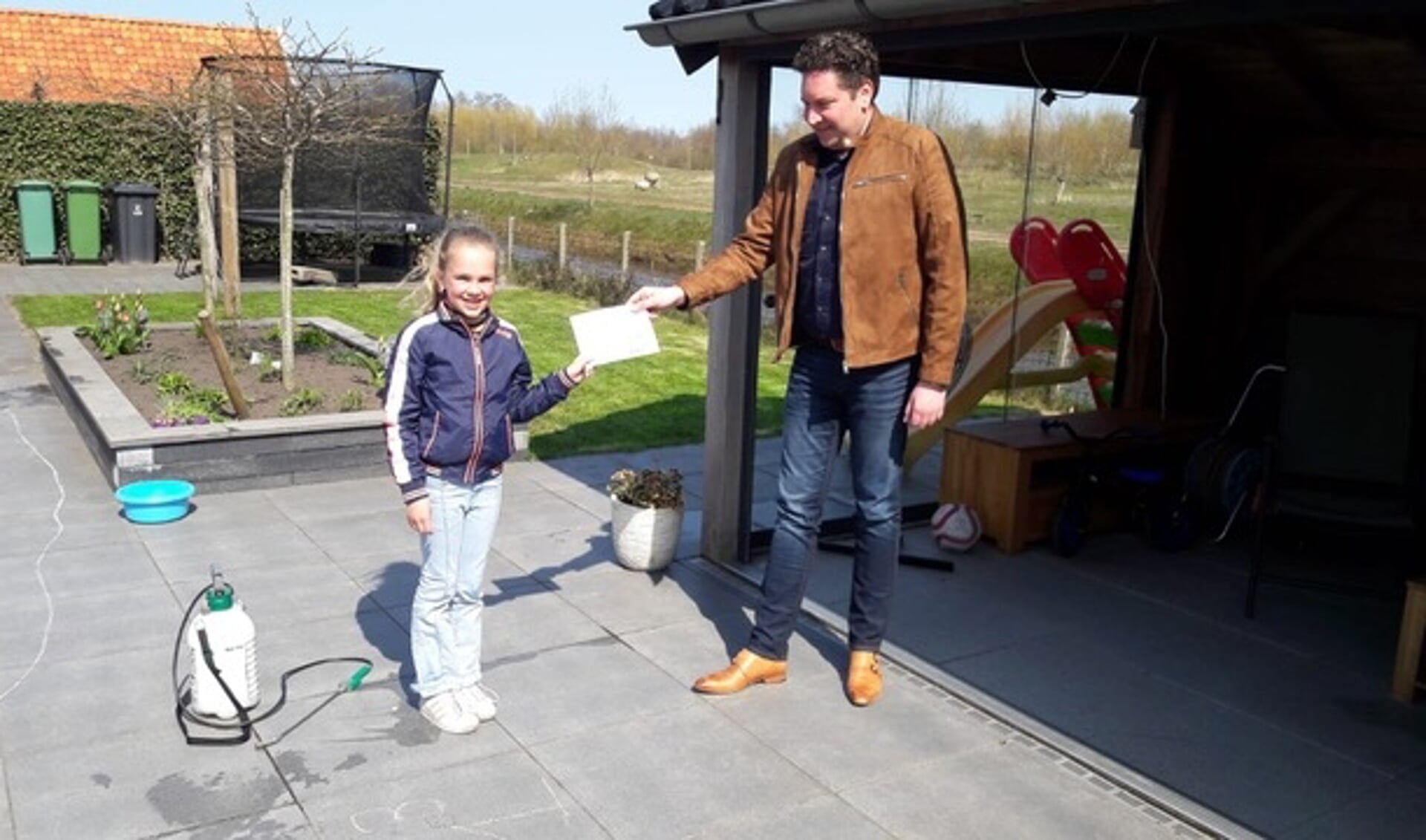 Elize Plantinga, 8 jaar oud uit De Westereen neemt de toegangskaartjes in ontvangst.