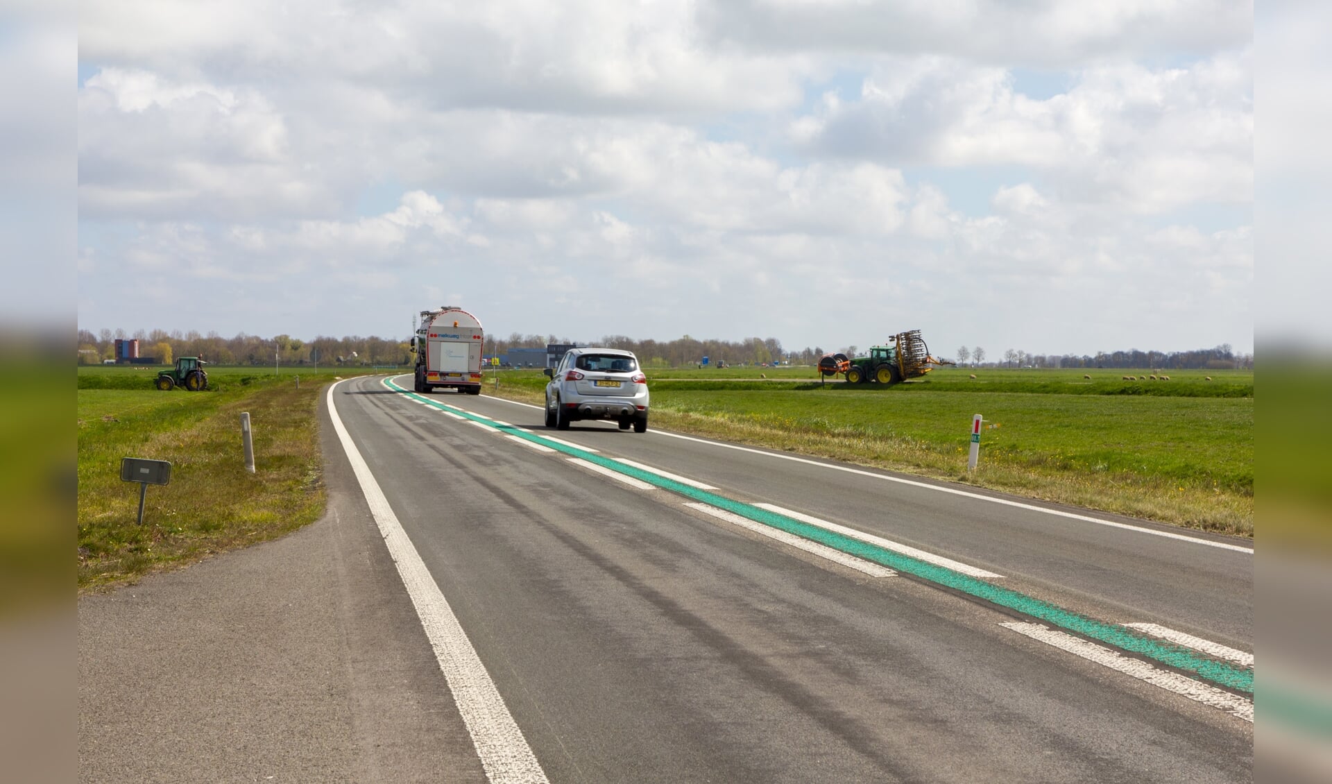 De Lauwersseewei: als de maximum snelheid verlaagd is naar 80 kilometer per uur, mag vermoedelijk ook landbouwverkeer over het stuk tussen tussen Dokkum en Aldtsjerk. 