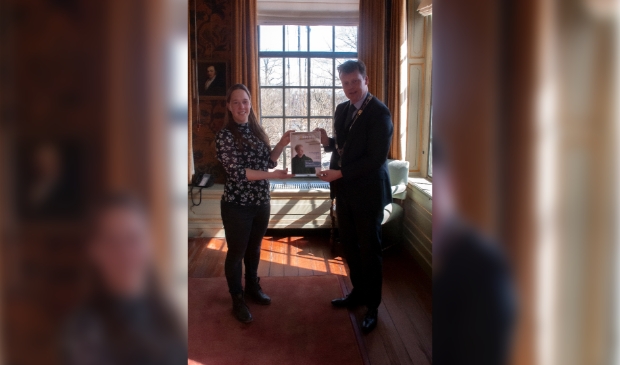 <p>Burgemeester Johannes Kramer neemt de nieuwe Doarpsbel in ontvangst.</p>