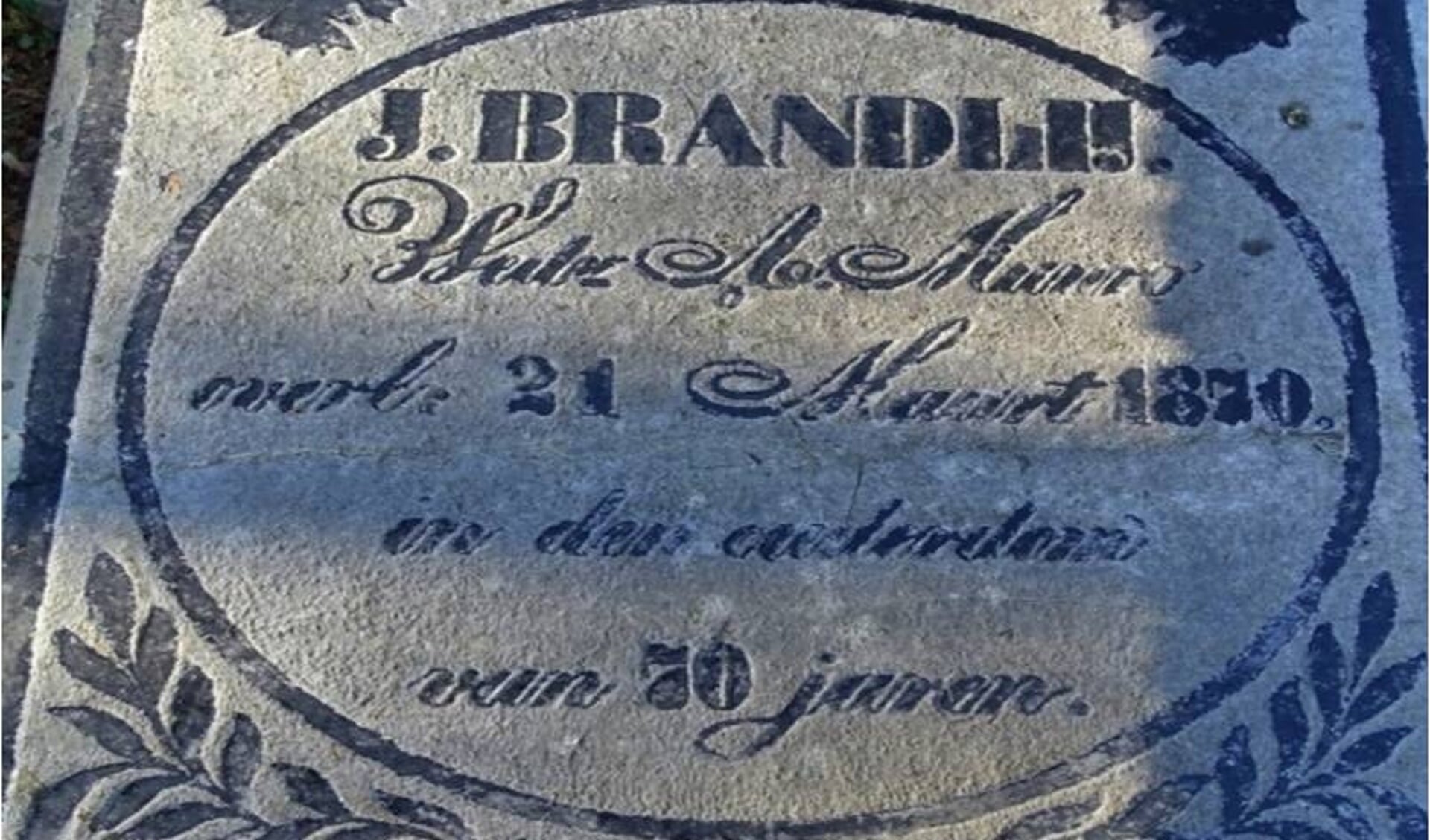 De grafsteen van Jacoba Brandlij.