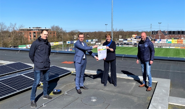 V.l.n.r.: Kees Noppert (Burgerinititief), wethouder Andries Bouwman (duurzaamheid), wethouder Gelbrig Hoekstra (sport) en Douwe Jan Douma (bestuurslid FC Burgum).