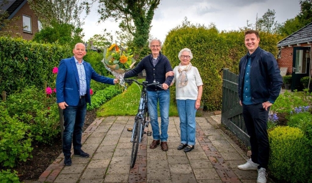 Wethouders Jouke Spoelstra en Max de Haan feliciteren Johannes Huitema met zijn titel Oudste Doortrapper.