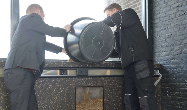 <p>Wethouder Kees Wielstra (Dantumadiel) en Coen Verboom (Bouwgroep Dijkstra Draisma) vullen het proefpaneel met lisdodde.</p>